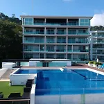 Stylish Apartment With Pool Table & Sea View