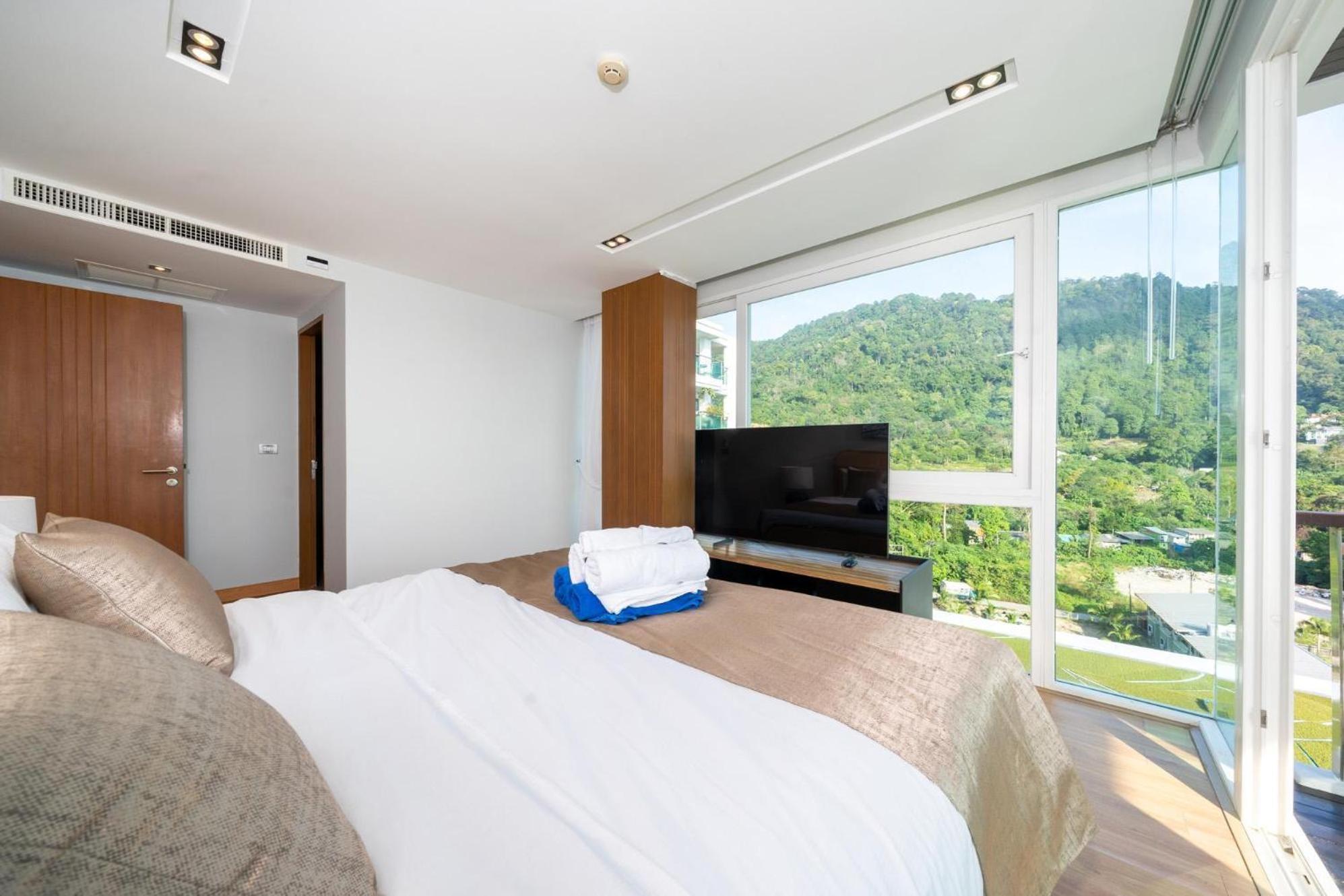 Stylish With Pool Table & Sea View