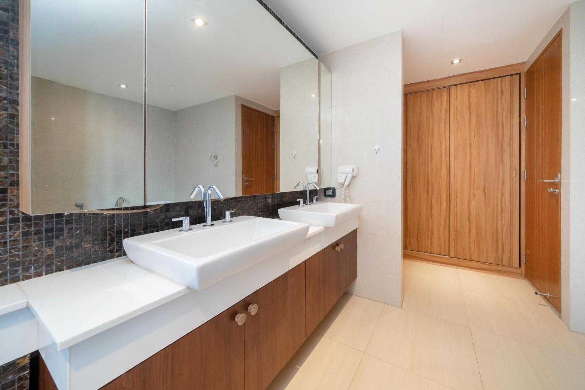 Stylish With Pool Table & Sea View *
