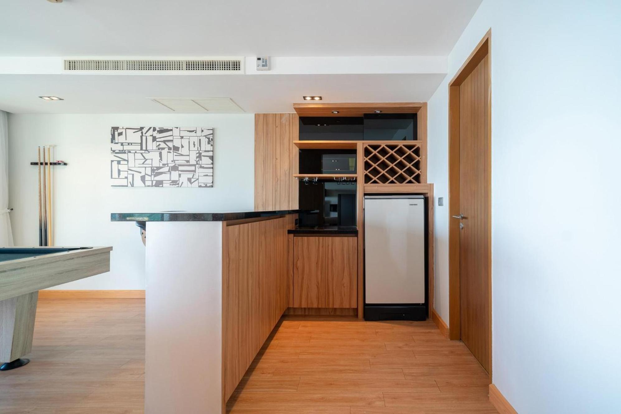 Apartment Stylish With Pool Table & Sea View *