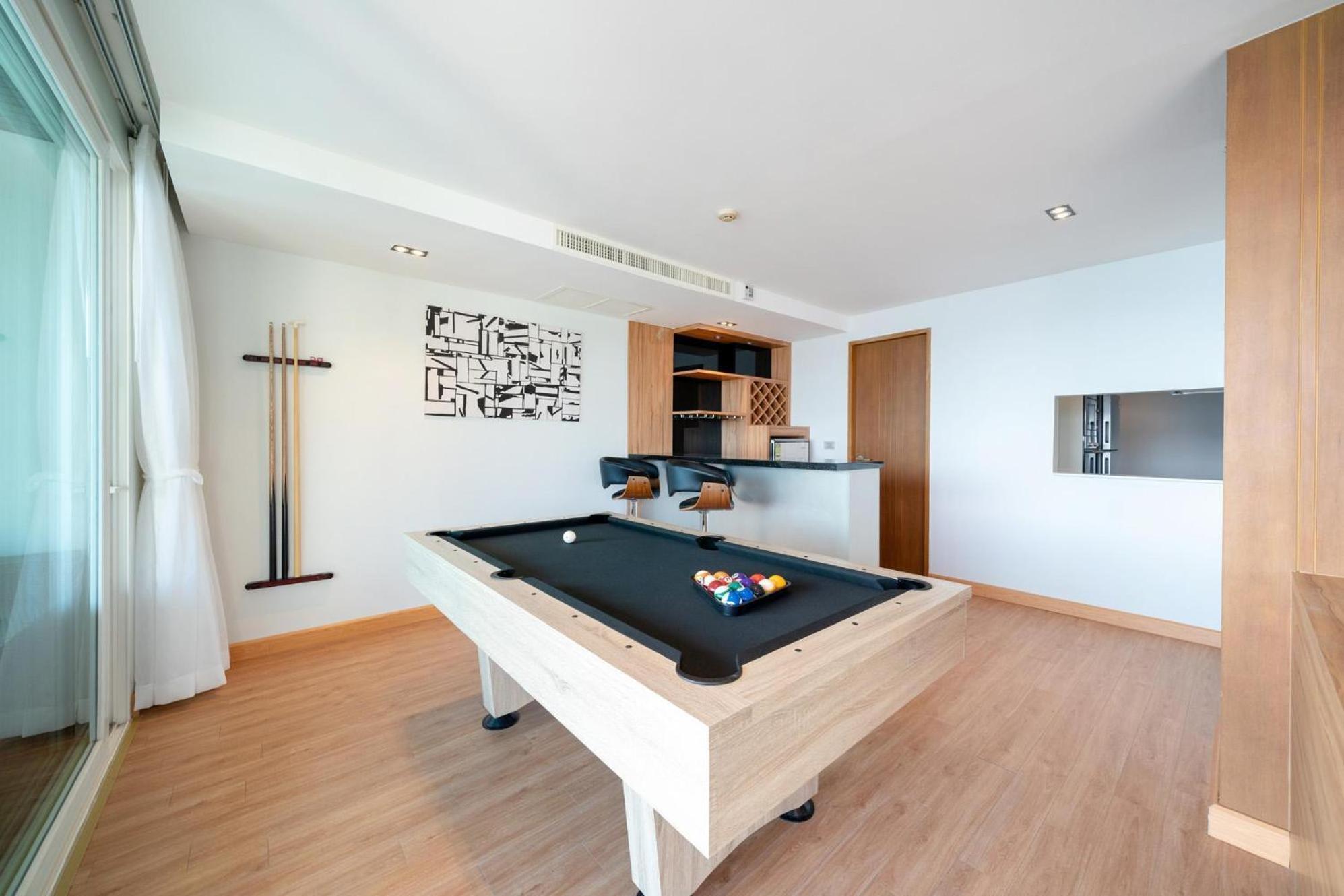 Stylish With Pool Table & Sea View *