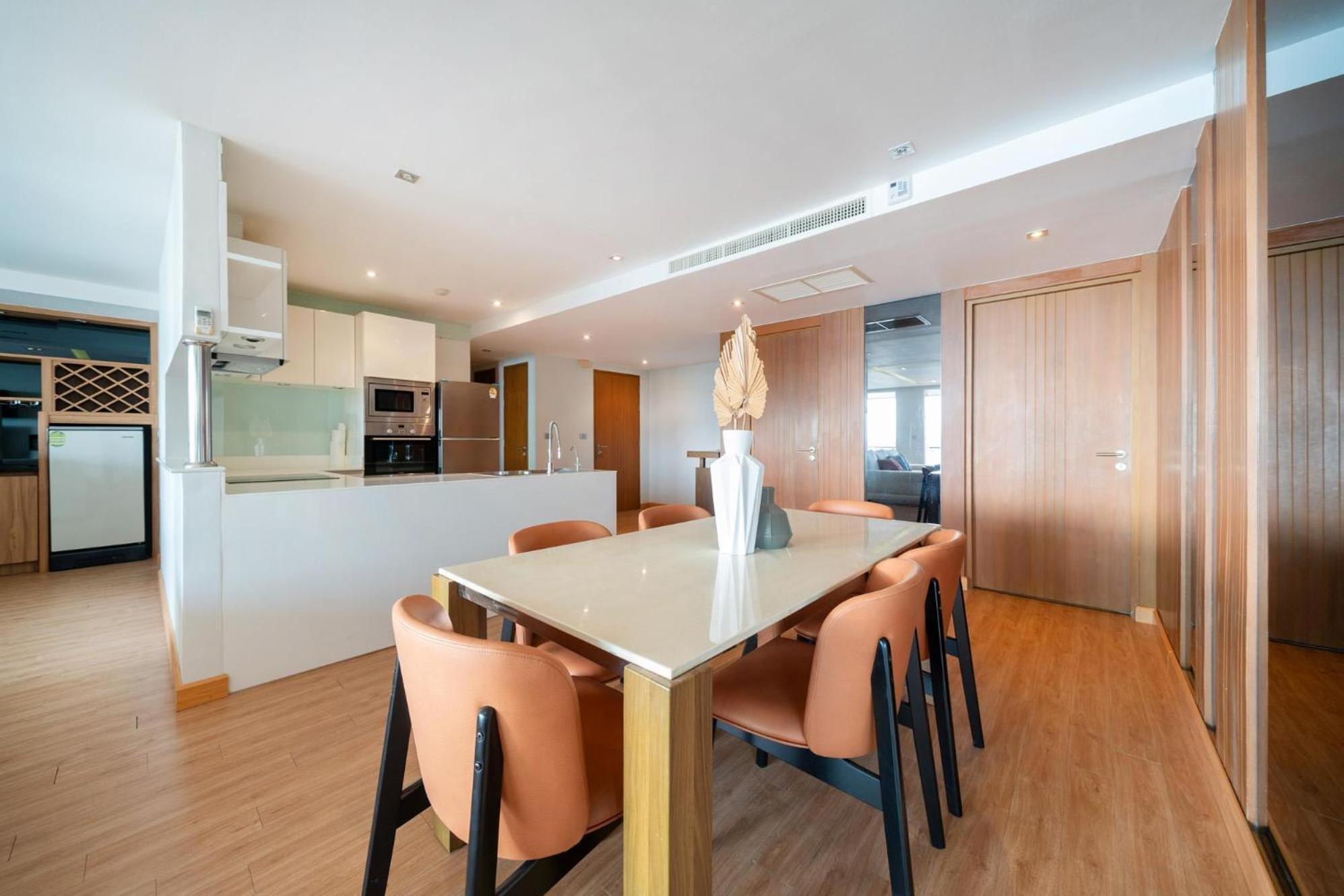 Stylish With Pool Table & Sea View